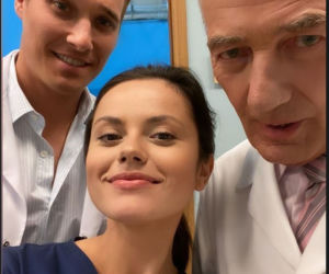 M jak miłość po wakacjach 2022. Olek (Maurycy Popiel), Kasia (Paulina Lasota), Jerzy Argasiński (Karol Strasburger)