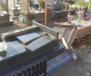 Zniszczone groby na cmentarzu w Żmigrodzie