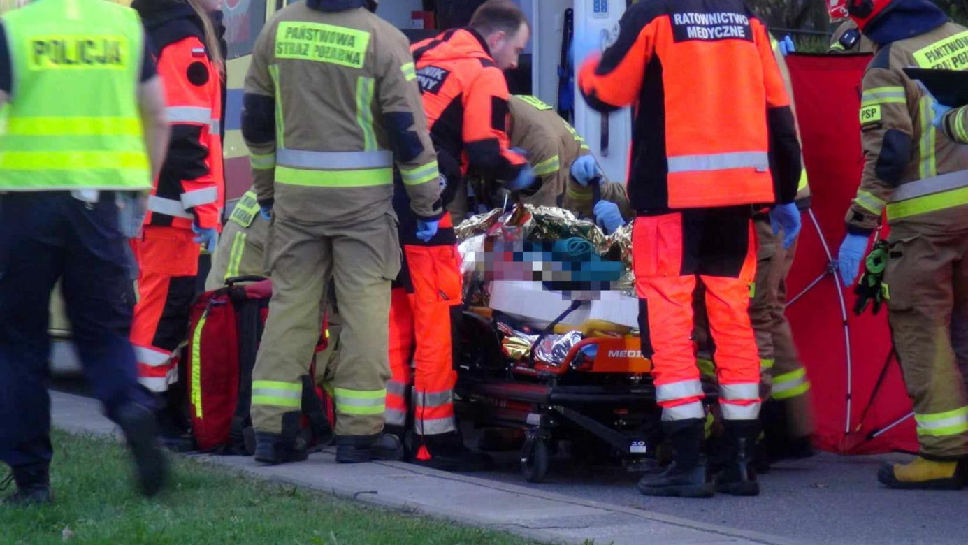 Starsza chciała zawrócić swoim lexusem. Motocyklista nie miał szans jej ominąć