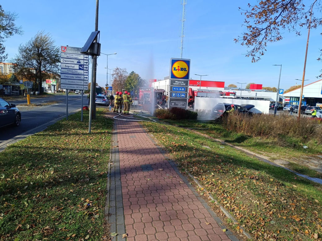 Puławy. Kierowca audi zasłabł i wjechał w paczkomat uszkadzając zawór gazu. Ewakuacja sklepu Lidl