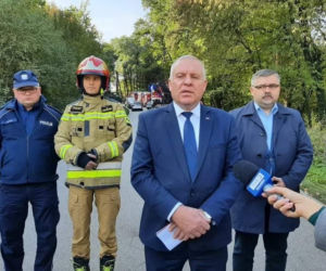 Pod Bochnią ciągnik zderzył się z busem przewożącym niepełnosprawnych. Nie żyje jedna osoba