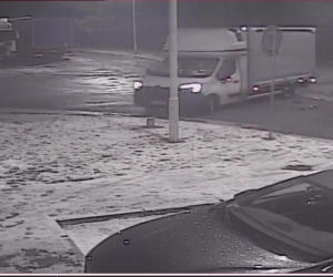 Wjechał dostawczakiem w latarnię... i zasnął. 26-latek był pijany