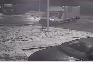 Wjechał dostawczakiem w latarnię... i zasnął. 26-latek był pijany