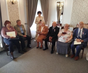 Pamiątkowe medale, legitymacje i kwiaty z okazji 50-lecia pożycia małżeńskiego odebrało w Siedlcach osiem par