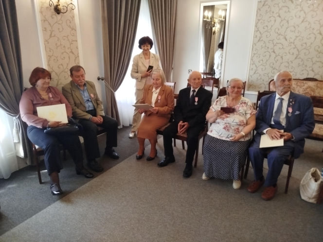 Pamiątkowe medale, legitymacje i kwiaty z okazji 50-lecia pożycia małżeńskiego odebrało w Siedlcach osiem par