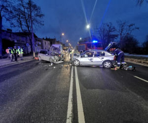 Ogromna kraksa na Fordońskiej w Bydgoszczy! Dwie osoby trafiły do szpitala [ZDJĘCIA]