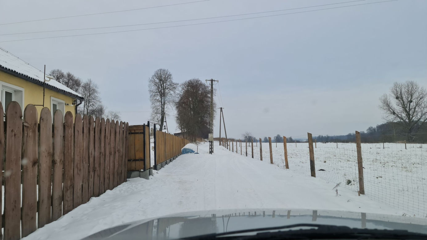 Słup na środku drogi w Starym Kawkowie