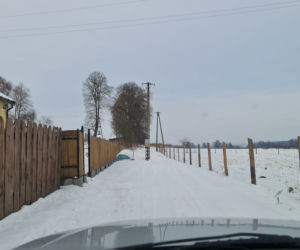 Słup na środku drogi w Starym Kawkowie
