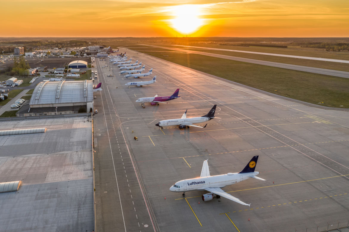 Samoloty nie latają, ale lotnisko Katowice Airport cały czas pracuje. Sznur uziemionych maszyn na płycie lotniska robi wrażenie. Zobaczcie [ZDJĘCIA]