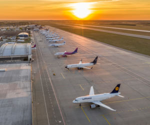 Samoloty nie latają, ale lotnisko Katowice Airport cały czas pracuje. Sznur uziemionych maszyn na płycie lotniska robi wrażenie. Zobaczcie [ZDJĘCIA]