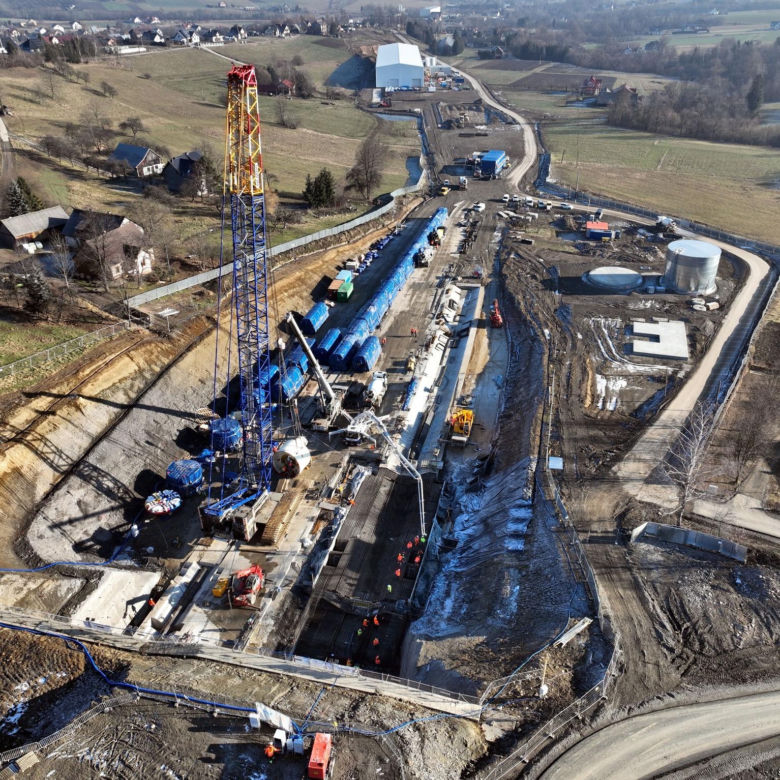 Mniejsza maszyna TBM już dotarła na plac budowy w Małopolsce