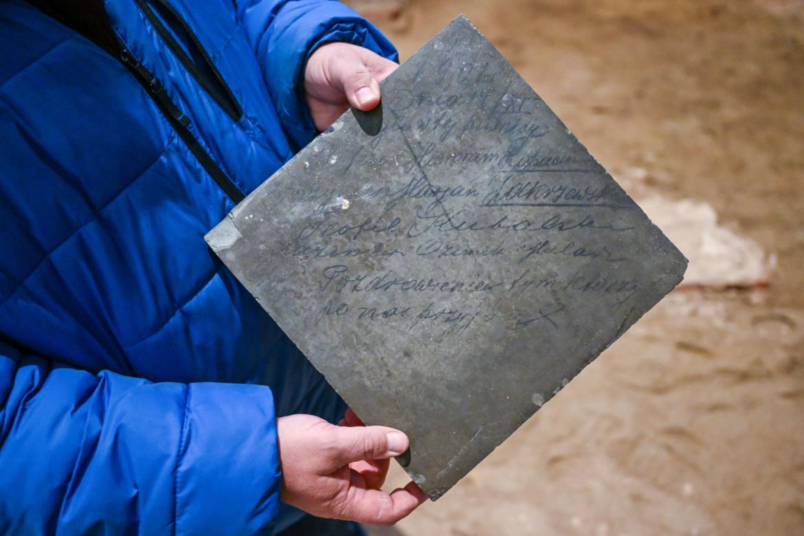 Wyjątkowe znalezisko w trakcie renowacji kościoła pobernardyńskiego w Lublinie. Znaleziono pozdrowienia sprzed 123 lat! Zdjęcia