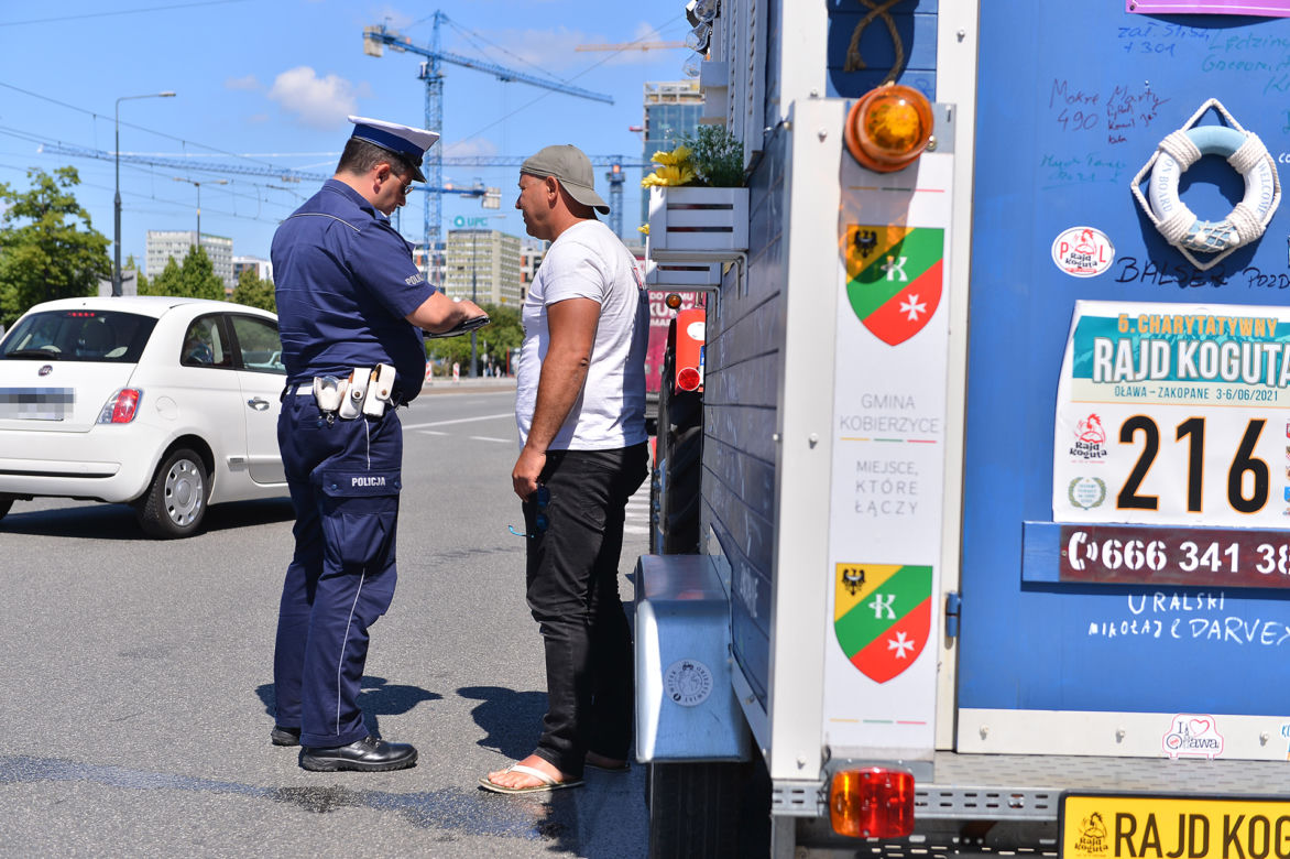 Wjechał do centrum na traktorze. Otoczyła go policja