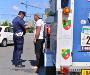 Wjechał do centrum na traktorze. Otoczyła go policja