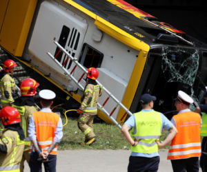Autobus zawisł na moście Grota