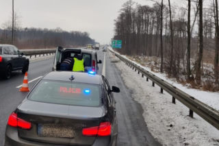 Śmiertelne potrącenie rowerzysty w Tuszynie. 66-latek uciekł, zostawiając mężczyznę na drodze