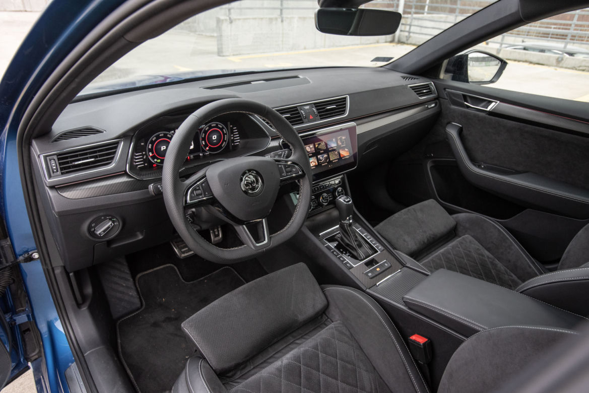 Volkswagen Passat Elegance vs Skoda Superb Sportline