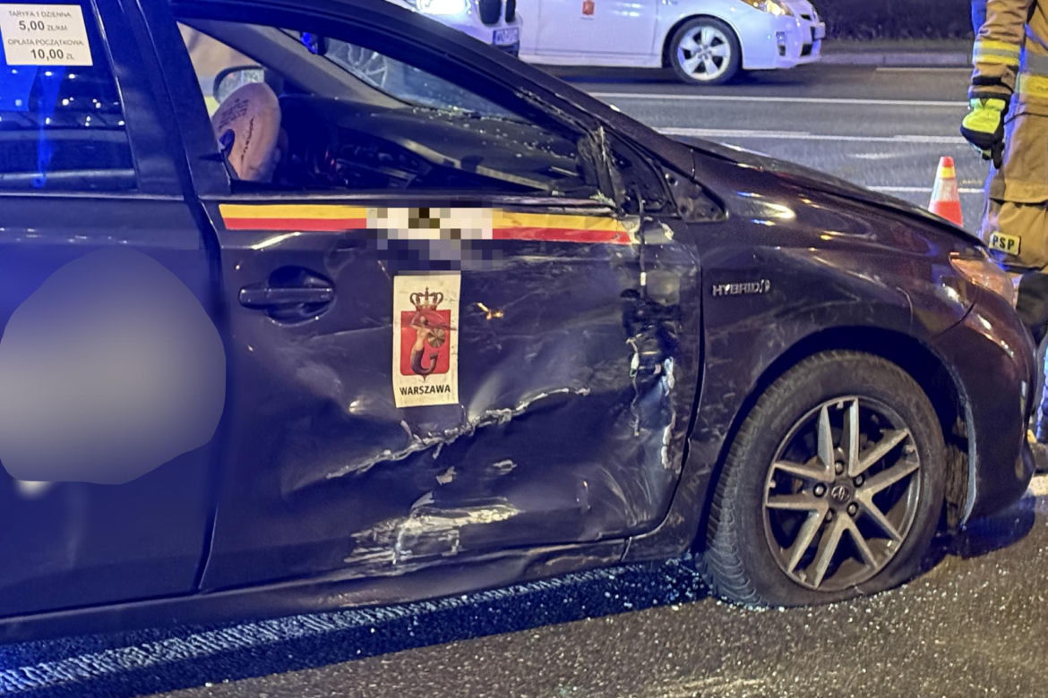 Wypadek karetki na rondzie ONZ w Warszawie. Ambulans zderzył się z taksówką "na aplikację"