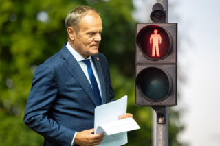 Tusk przeszedł na czerwonym? Doradca Nawrockiego oznaczył policję: „Powinien być mandat”