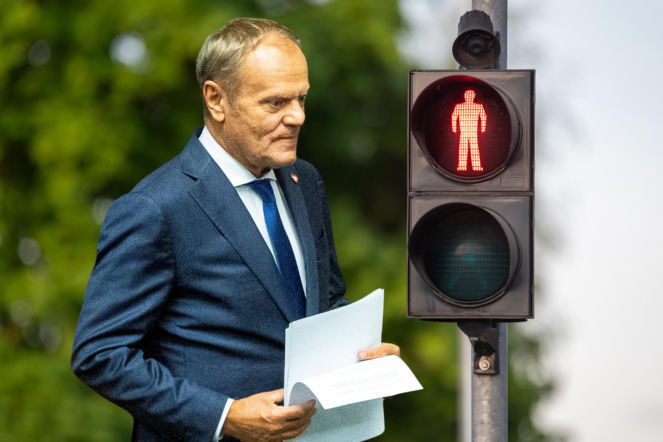 Tusk przeszedł na czerwonym? Doradca Nawrockiego oznaczył policję: „Powinien być man…