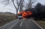 Autobus stanął w płomieniach. W środku kierowca i pasażerka