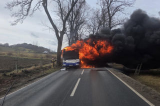 Piekło na drodze! Autobus stanął w płomieniach. W środku kierowca i pasażerka
