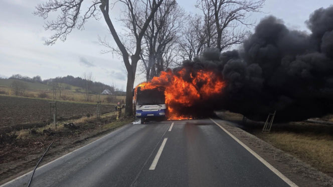 Autobus stanął w płomieniach. W środku kierowca i pasażerka