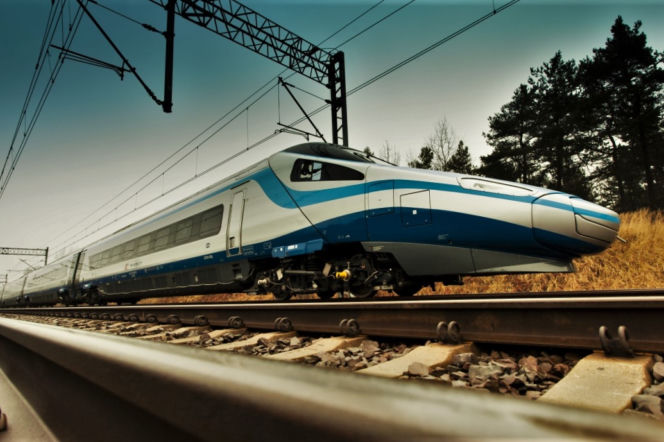 Pociąg Pendolino na torach w lesie. O testach internetu satelitarnego w PKP Intercity przeczytasz na SE Superbiz.