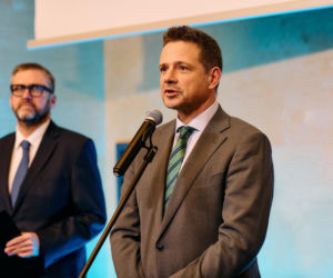 Rafał Trzaskowski podczas podpisywania umowy 19.12.2025