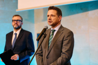 Rafał Trzaskowski podczas podpisywania umowy 19.12.2025