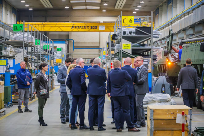 Rosomak z gigantycznym wsparciem 57 mln zł. Zwiększenie produkcji i linia dla Legwanów