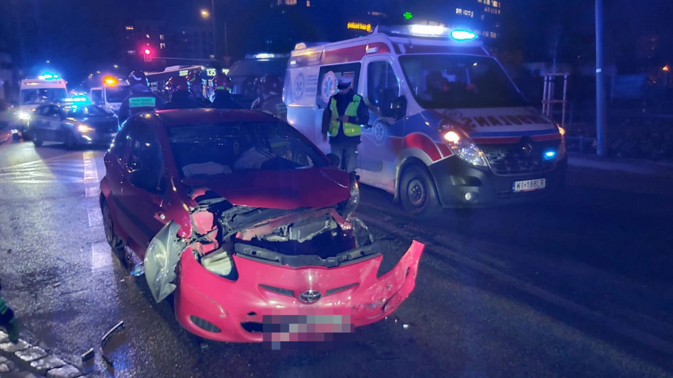 Potworny wypadek na Pradze. Zderzyły się dwie toyoty, kobieta i dwoje dzieci w szpitalu