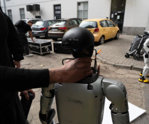 Niewiarygodne sceny. Roboty krzyczą w Warszawie, a minister alarmuje: mamy się czego obawiać!