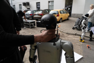 Niewiarygodne sceny. Roboty krzyczą w Warszawie, a minister alarmuje: mamy się czego obawiać!