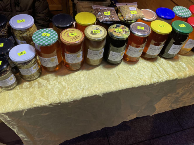 Pokémony, różowe gofry i zaskakujące różnice w cenach. Porównaliśmy łódzkie jarmarki