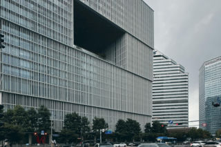 Ten biurowiec wygląda jak kostka z wielkimi dziurami zamiast okien. I właśnie dlatego jest piękny. David Chipperfield i siedziba Amorepacific w Seulu