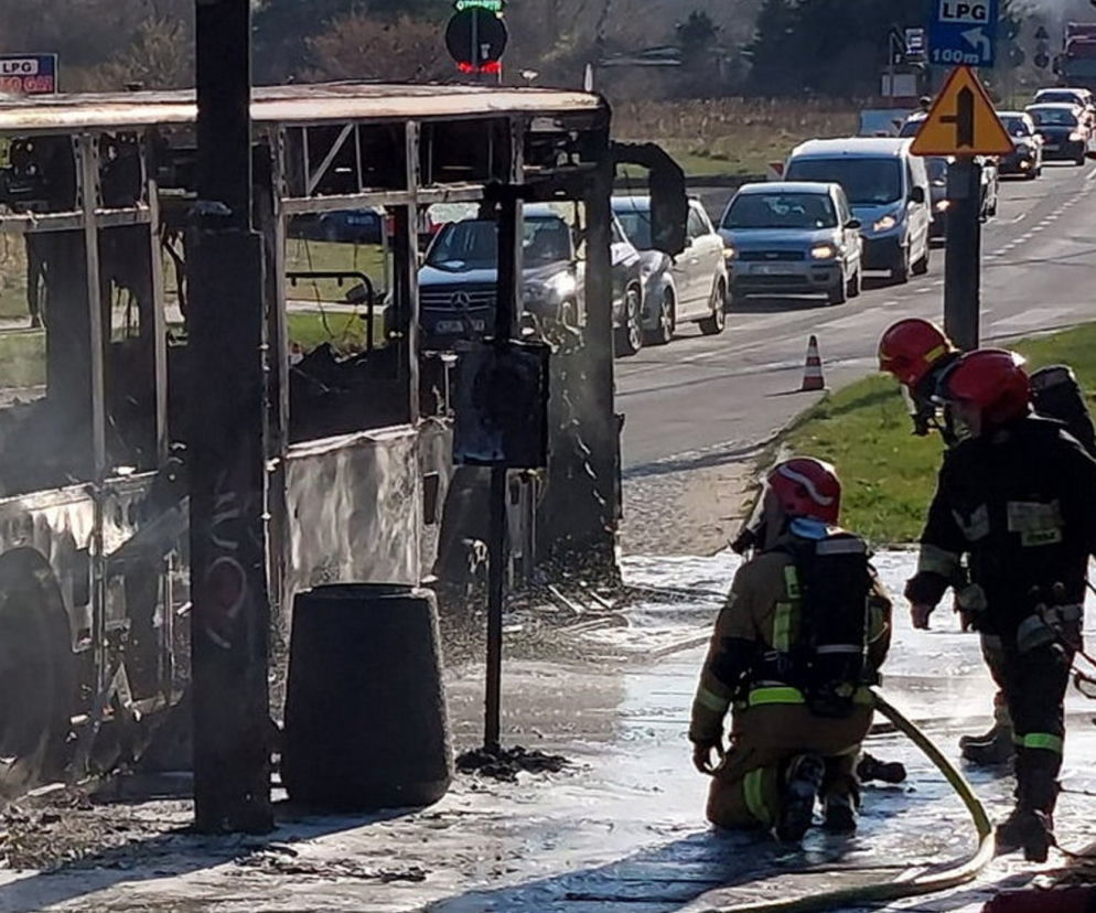 Autobus miejski spłonął doszczętnie na środku ulicy! Szok w Łodzi [ZDJĘCIA]