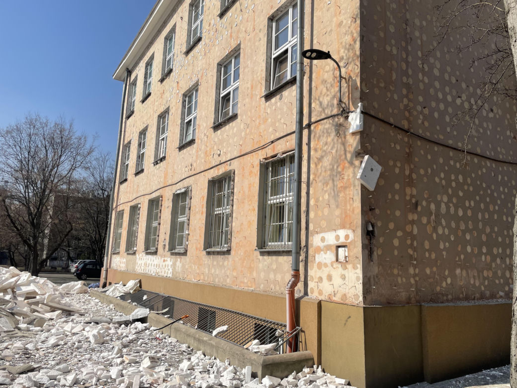 Zerwana elewacja w LXXVI Liceum Ogólnokształcącym w Warszawie