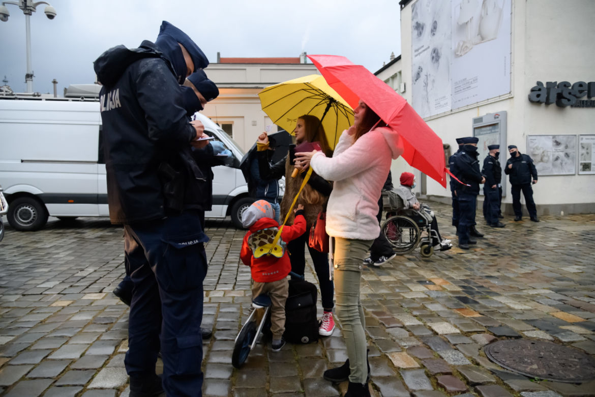 Marsz antycovidowców w Poznaniu. Protestujący: „Zakończyć PLANDEMIĘ!" [ZDJĘCIA]