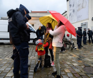 Marsz antycovidowców w Poznaniu. Protestujący: „Zakończyć PLANDEMIĘ! [ZDJĘCIA]