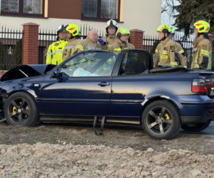 Huk w spokojnej wsi. Doszło do wypadku, jedna osoba w szpitalu