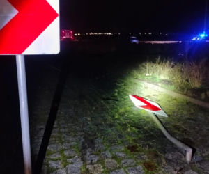 Pijany kierowca przejechał samochodem przez środek ronda w Kiełczewie [ZDJĘCIA]