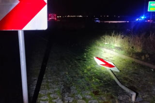 Pijany kierowca przejechał samochodem przez środek ronda w Kiełczewie [ZDJĘCIA]