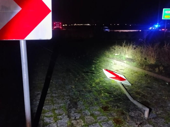 Pijany kierowca przejechał samochodem przez środek ronda w Kiełczewie [ZDJĘCIA]