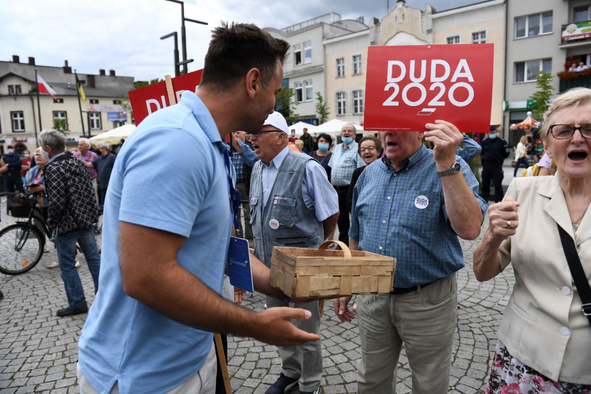 Kartuzy: Trzaskowski poskubał truskawek. Kaszubi go pogonili [ZDJĘCIA]