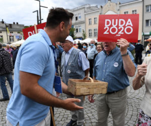 Kartuzy: Trzaskowski poskubał truskawek. Kaszubi go pogonili [ZDJĘCIA]