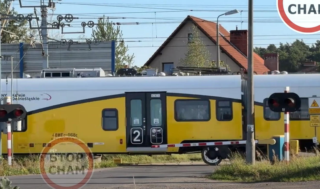 Dzieci na hulajnogach ominęły rogatki. Chwilę później przejechał pociąg [WIDEO]