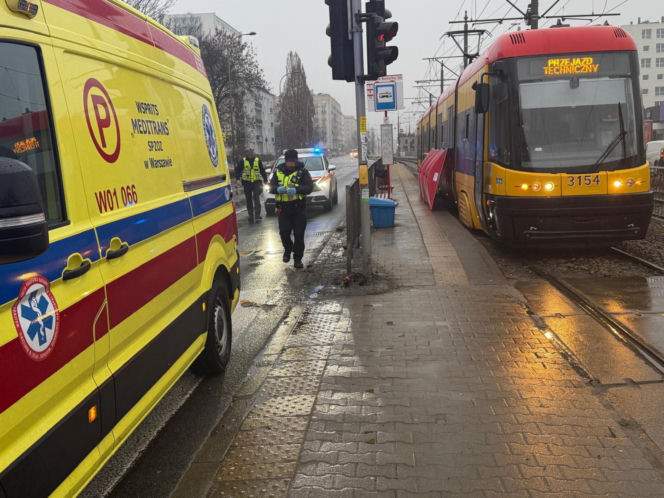 Pasażer zmarł w tramwaju na Ochocie. Na miejscu pracowały służby