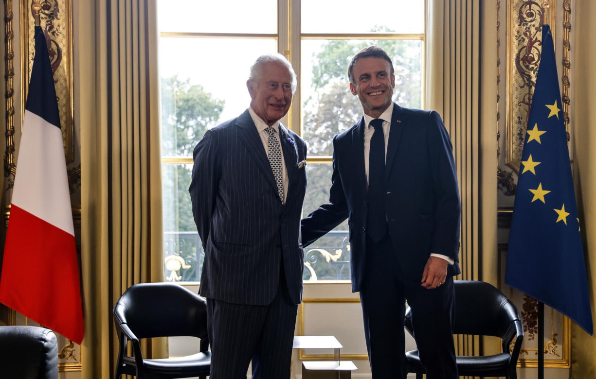 Emmanuel Macron zachwycony królową Camillą! Nie powstrzymał się od całusów