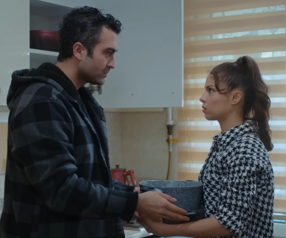 Ayse i Ferit patrzą na siebie z poważnymi minami, trzymając wspólnie garnek w kuchni, podczas gdy ukrywają swój powrót do siebie przed córką, co można przeczytać na Super Seriale. Para bohaterów z tureckiego serialu Dziedzictwo przeżywa trudne chwile, starając się odbudować związek.